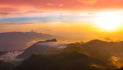 Obraz premium Góra zachód słońca jesienią. Słoneczne promienie