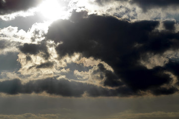 Fototapeta na wymiar Słońce za Chmurami wiosną