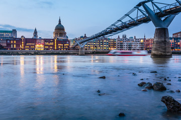 River Thames, Millennium Bridge und St. Paul's Cathedral bei Nacht - London, England, Europa