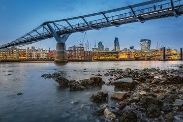 River Thames, Millennium Bridge und St. Paul's Cathedral bei Nacht - London, England, Europa
