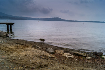 Panorama al lago, lago di viverone, lago in primo piano, lago e cielo blu