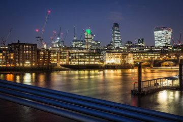 Fototapeta premium River Thames, Millennium Bridge bei Nacht - London, England, Europa