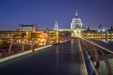 Fototapeta na wymiar River Thames, Millennium Bridge und St. Paul's Cathedral bei Nacht - London, England, Europa