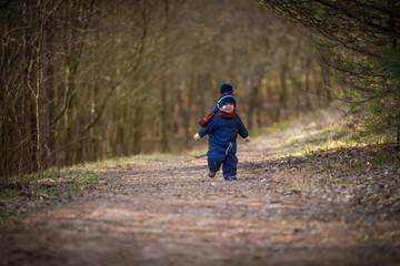 Naklejka premium Caucasian boy playing outdoor at springtime