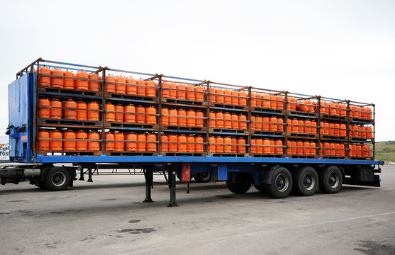 Cami&oacute;n cargado de bombonas de butano