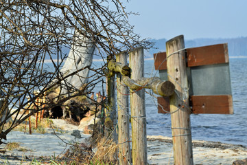 Płot nad brzegiem morza © miotk
