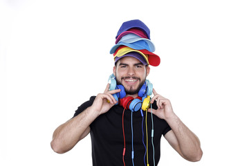 Junger Mann mit bunten Basecap und Kopfhörer lacht
