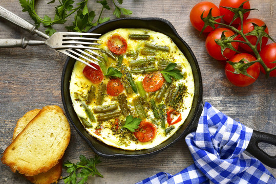 Omelet with tomatoes and asparagus bean.