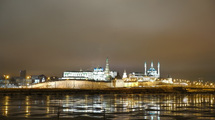 Казанский Кремль в ночном пейзаже. Вид на мечеть и...