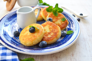 Cheesecakes of cottage cheese with honey and berries for breakfa