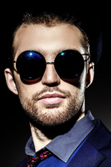 Obraz premium man in round glasses