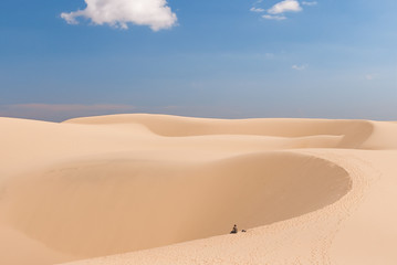 Alone man in desert. The White Dunes (bau sen, bau trang). Mui Ne, Vietnam. © Konstantin Aksenov
