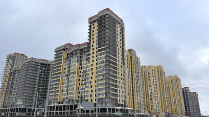 Naklejka premium Строительство многоэтажного дома. Вентилируемый фасад.