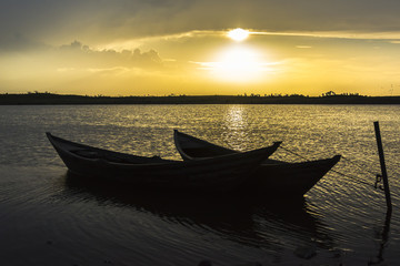 Fototapeta premium Canoas ao por do sol