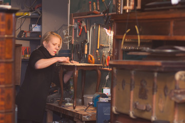 Fototapeta premium woman restoring table