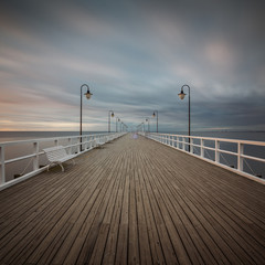 Fototapeta premium Molo w Gdyni Orłowie. Archiwalne zdjęcie Seascape brzeg Morza Bałtyckiego.