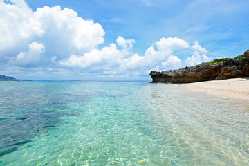 Fototapeta premium 沖縄の美しい海とさわやかな空