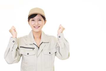 ガッツポーズの女性作業員
