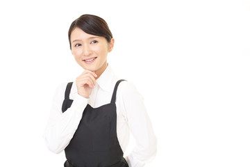 エプロンを着た笑顔の女性