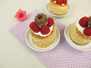 Süße Blätterteig Pastetchen gefüllt mit Himbeeren, Sahne und Schokolade