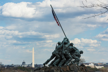 アメリカ合衆国首都ワシントンと海兵隊戦争記念碑　/ アメリカの首都ワシントンを望むポトマックの丘より望む国会議事堂とワシントン記念塔です。