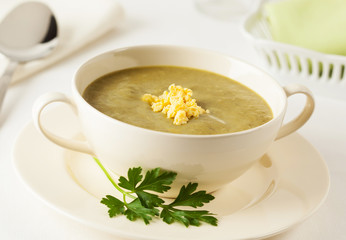 Homemade fresh spinach cream soup in a bowl