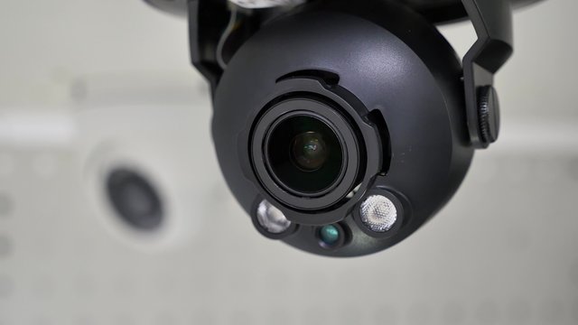 Камера видео наблюдения в работе. Зуммирование приближение и отдаление объекта