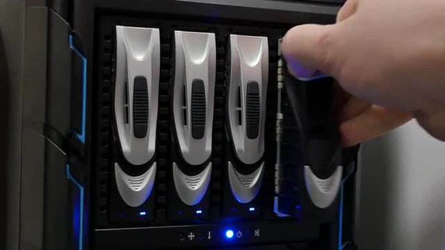 Серверные жесткие диски в RAID массиве, замена диска