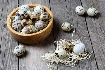 Fototapeta na wymiar Quail eggs in a wooden bowl