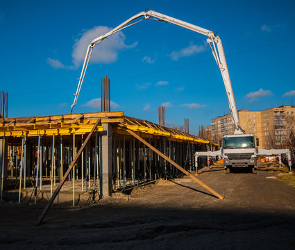 construction of a building by means of the mobile formwork