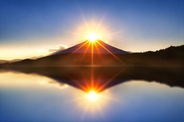 Mount Fuji met diamant door lensflare op de top bij Lake