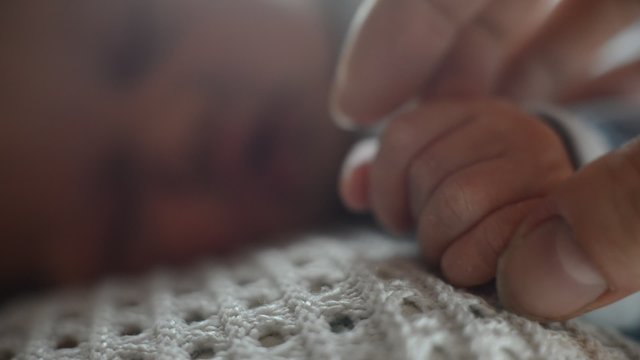 Neugeborenes Baby schl&auml;ft auf dem Bauch der Mutter