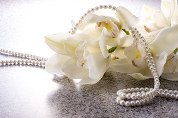 Fototapeta na wymiar 白い蘭と真珠
