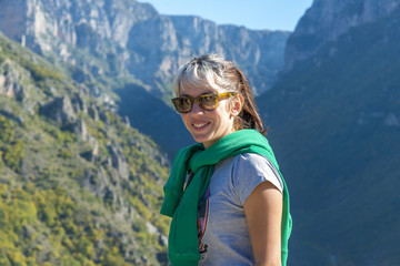 Naklejka premium Young beautiful woman enjoying nature during a sunny day in the