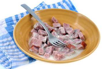 Viande de porc coupée en dés et cuisinée en sauce 