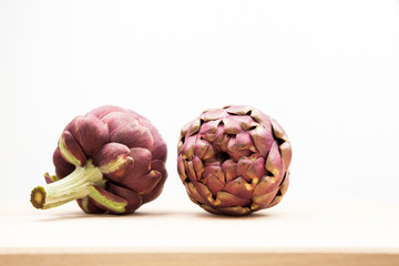 Obraz premium Artichokes with wooden kitchen board