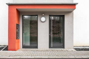 Eingang Haustür Mehrfamilienhaus 
