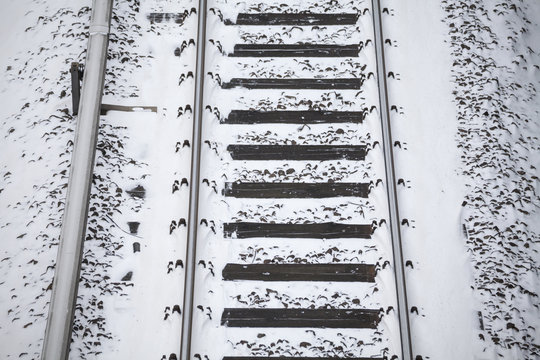 Bahnschienen im Winter