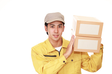 荷物を運ぶ笑顔の宅配人
