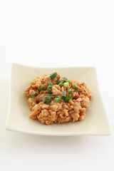 小皿に入れた納豆