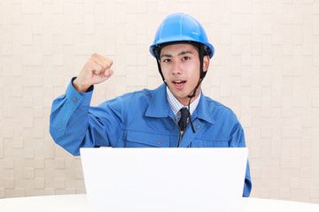 ガッツポーズの労働者