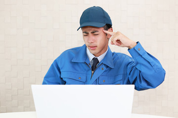 苦悩する作業員