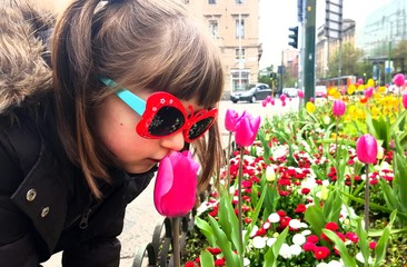 Bambina con fiori in città