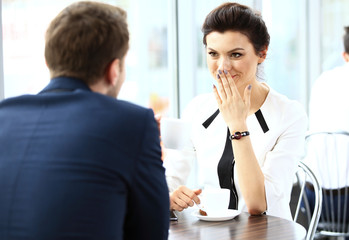 Obraz premium Young couple of professionals chatting during coffee break