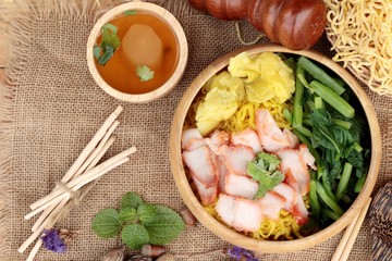 Egg noodles with pork and dumpling in soup.