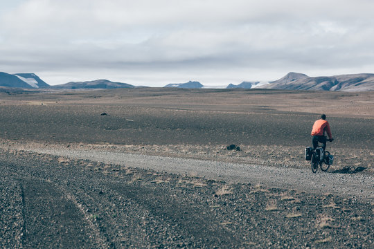strada nel deserto in Islanda con un turista ciclista 