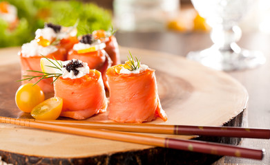Frische Lachsröllschen mit Caviar und Dill