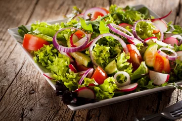 Fototapeten Frischer Salat mit verschidenen Zutaten © karepa