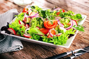 Badezimmer Foto Rückwand Frischer Salat mit verschiedenen Zutaten © karepa
