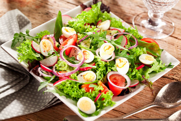 Frischer Salat mit verschidenen Zutaten